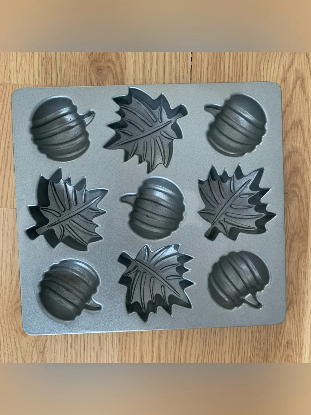 CIROA Cast Aluminum Pumpkin Leaf Shape 9 Units Non-stick Cake Pan Halloween Fall
